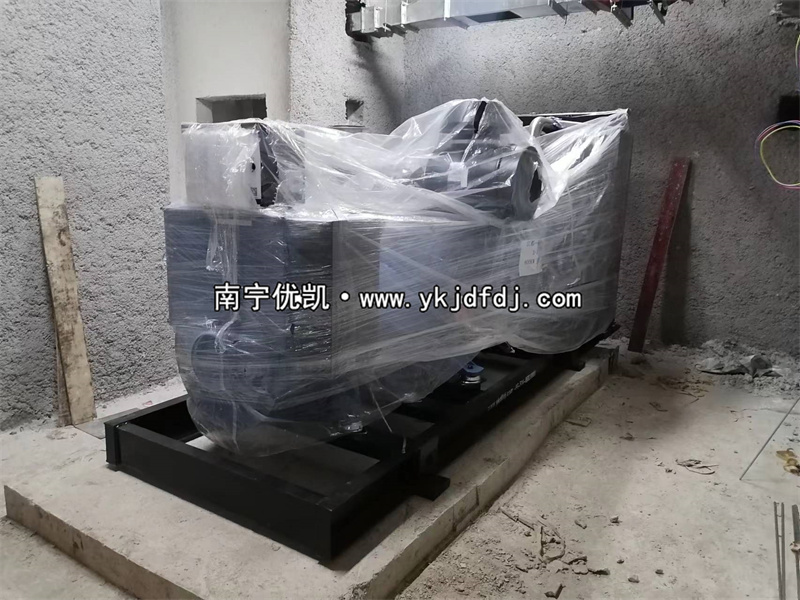 2022年12月29日，600kw玉柴發(fā)電機(jī)組柴油發(fā)電機(jī)到貨現(xiàn)場(chǎng)