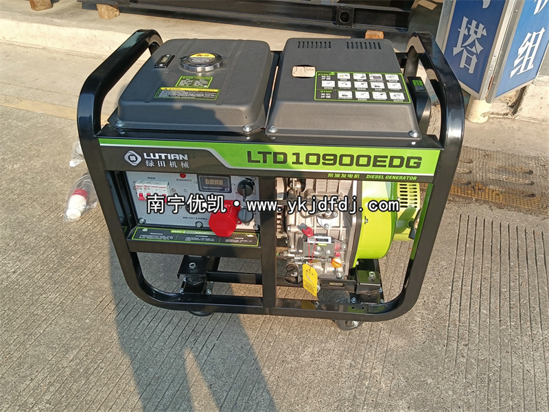 2025年1月20日，客戶到店自提并試機8KW柴油發(fā)電機組